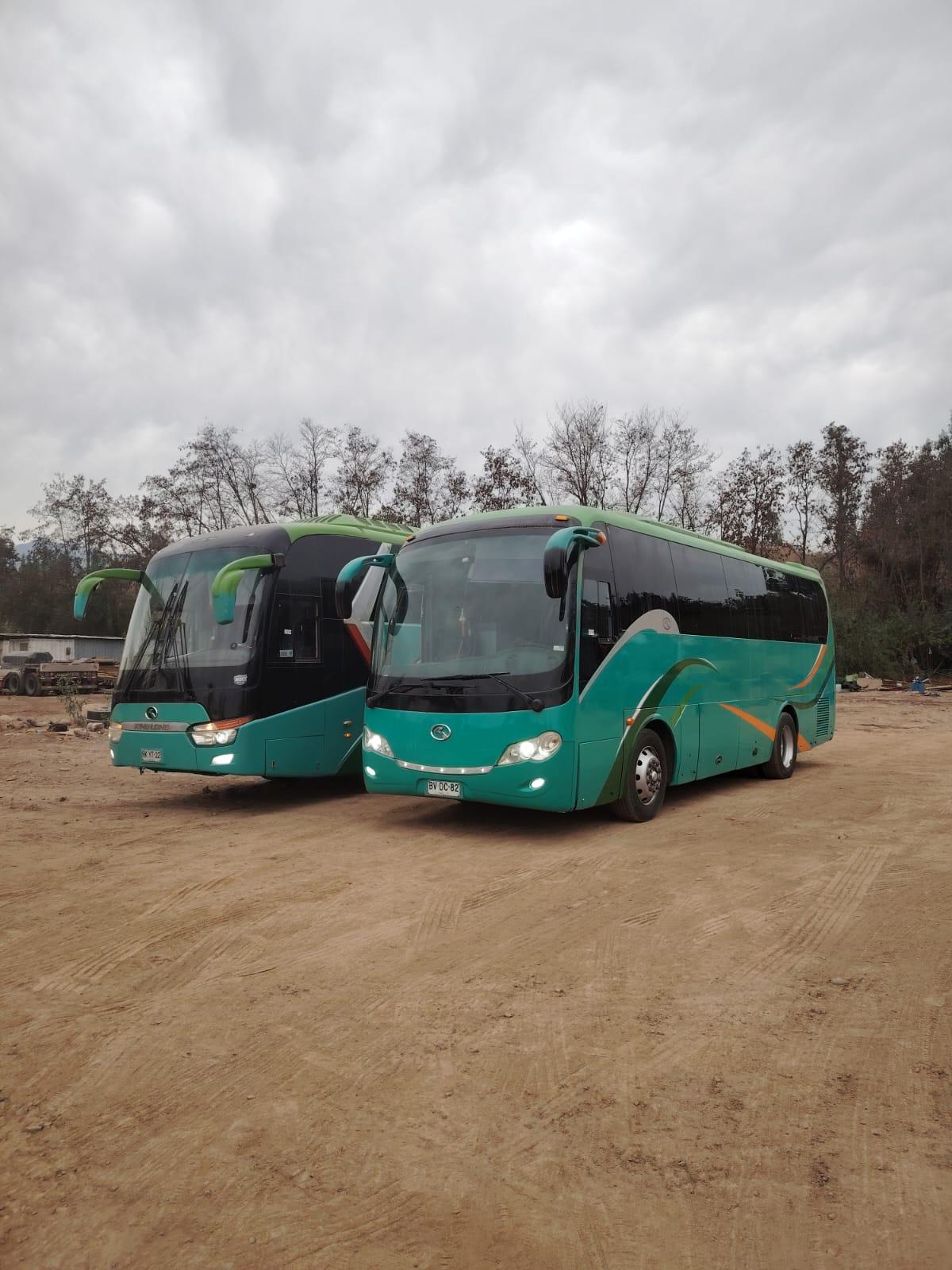 Dos buses de Rima Bus preparados antes de comenzar un viaje